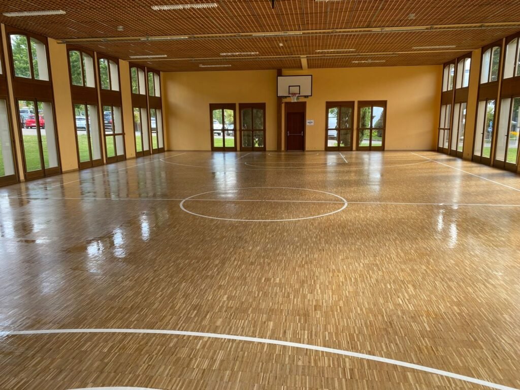 Parquet de salle polyvalente poncé et vitrifié