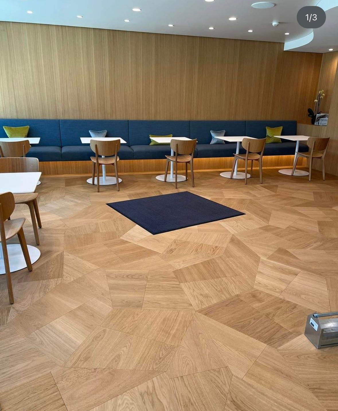 Sol vinyle imitation parquet dans une pièce moderne