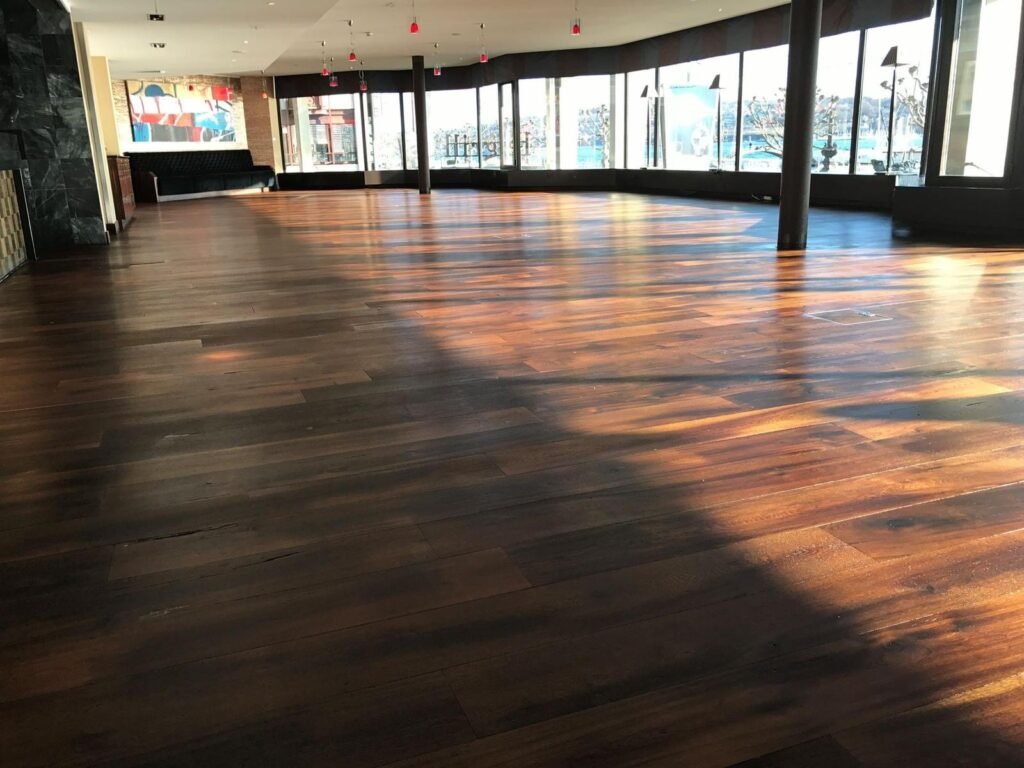 Grande salle en chêne vitrifié